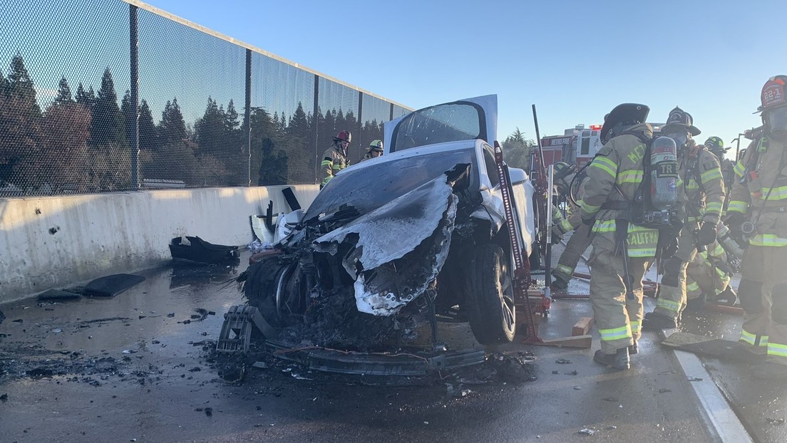 Un automóvil Tesla se incendia espontáneamente mientras circulaba por una autopista