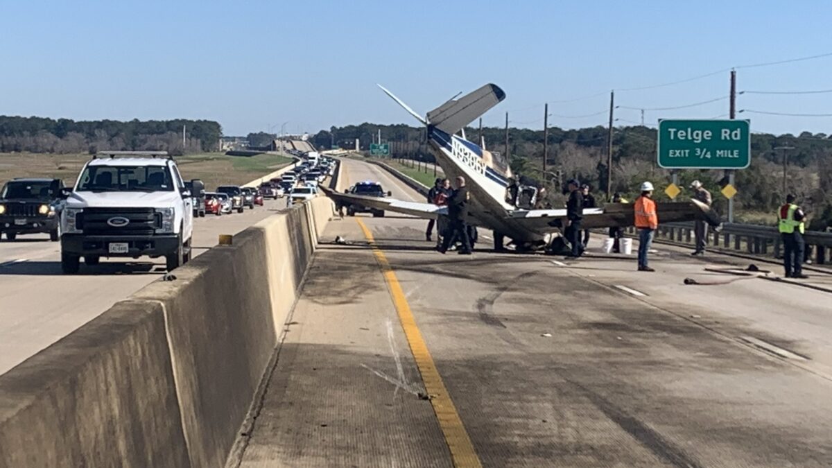 Avioneta se estrella en una autopista en EE.UU.