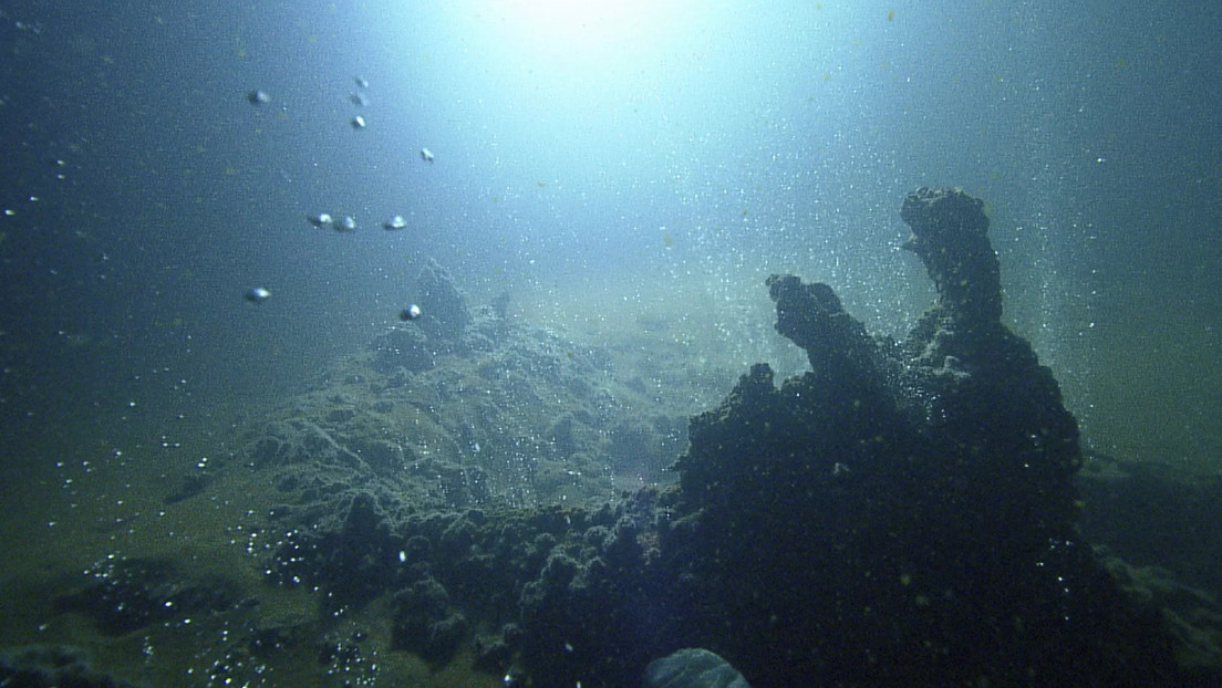 Encuentran una gran cámara magmática debajo de un volcán en el Mediterráneo