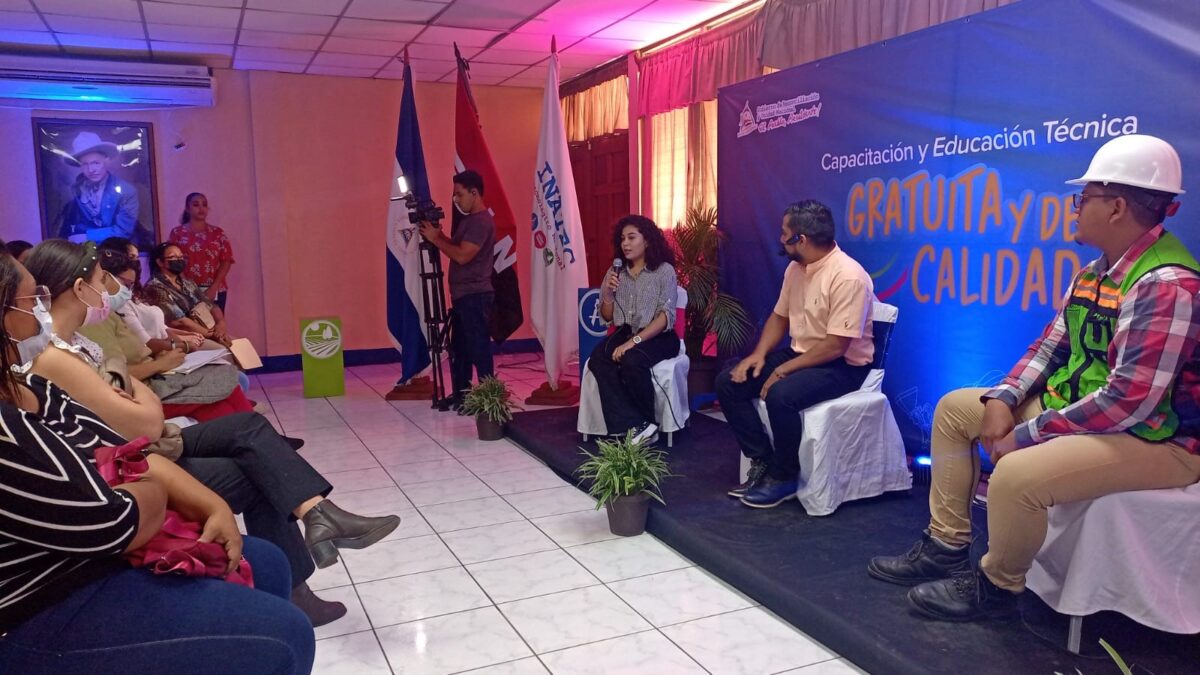 Docentes y egresados comparten experiencias con nuevos estudiantes del Tecnológico Hugo Chávez