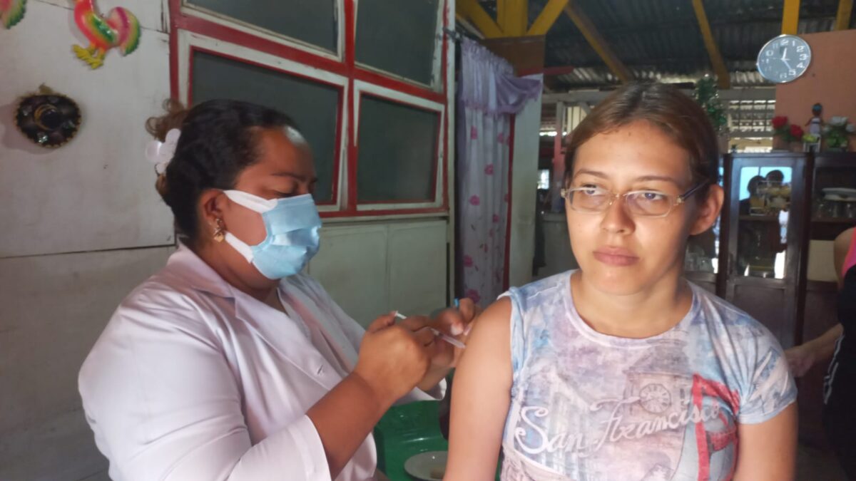Habitantes del barrio Acahualinca completan esquemas de vacunas contra la Covid-19