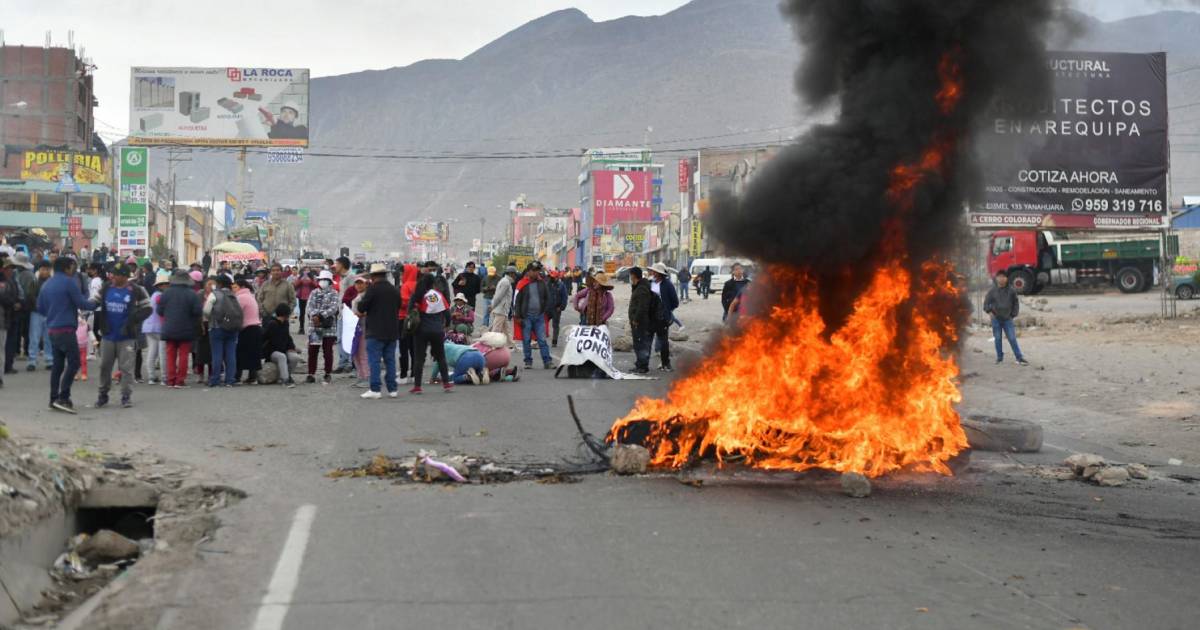 Reportan tres heridos tras intentar ingresar al aeropuerto de Arequipa en Perú