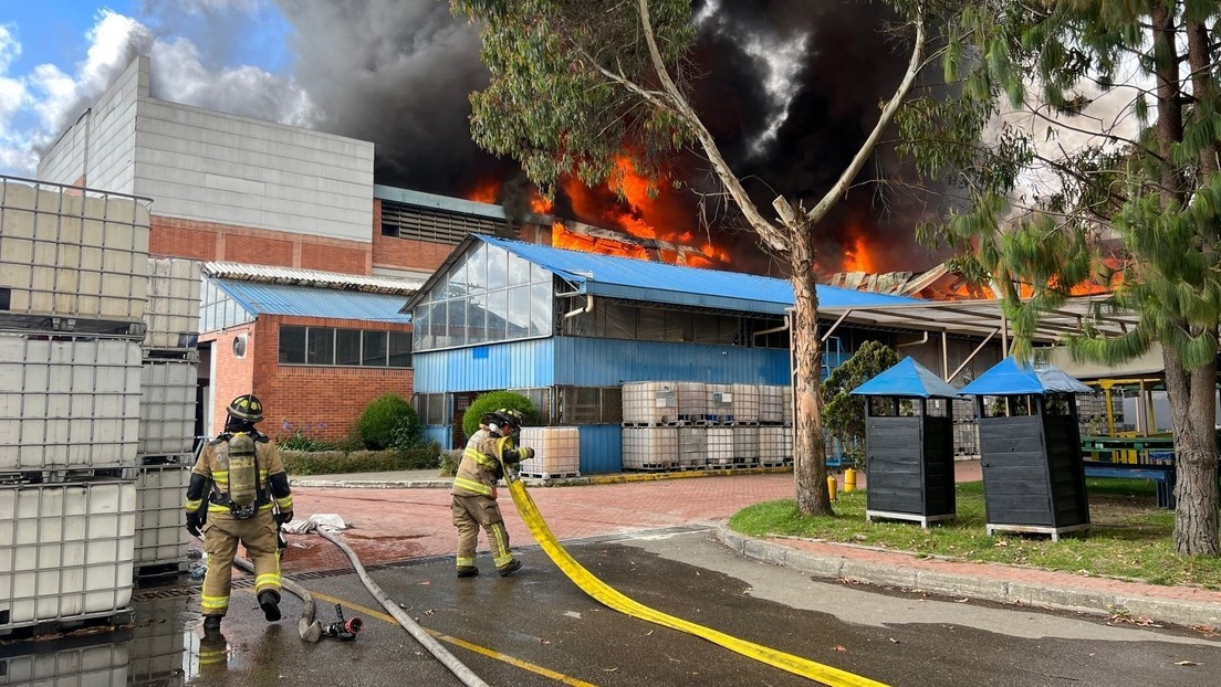 Voraz incendio calcina una fábrica de colchones en Colombia