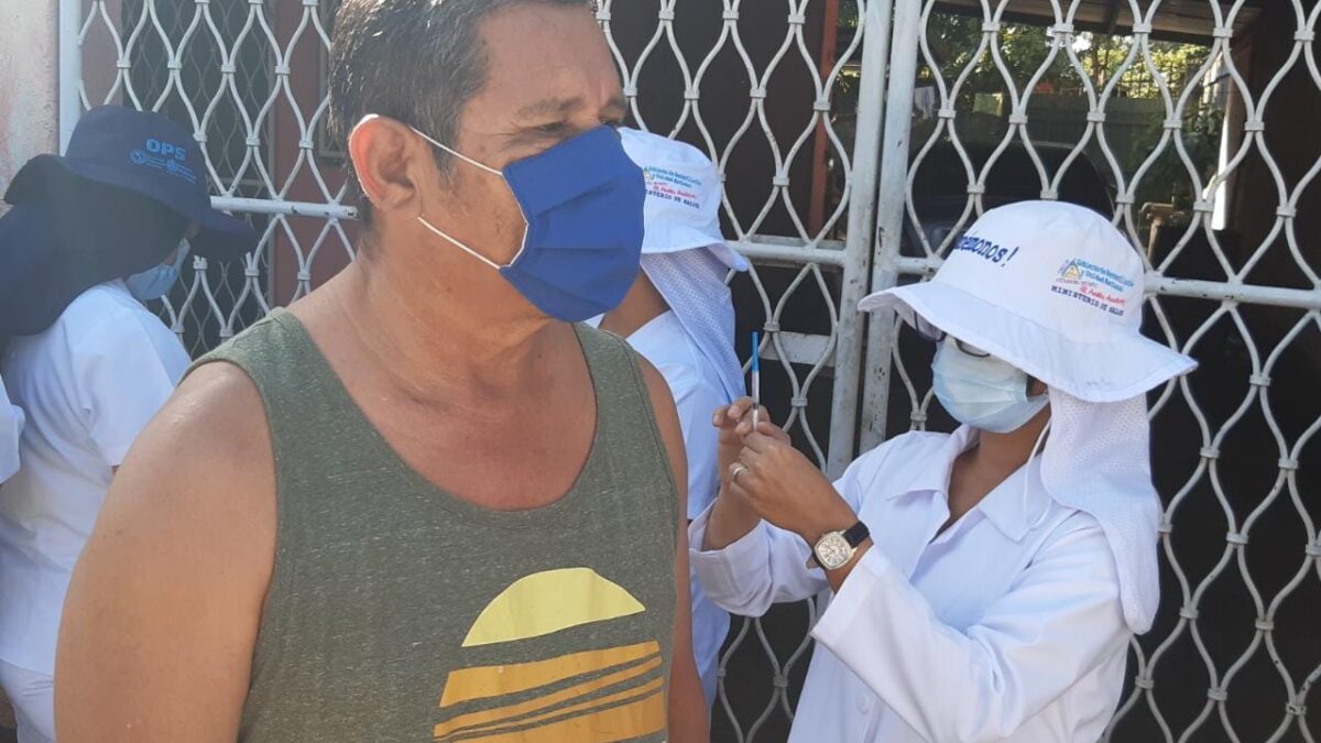 Nicaragüenses inician esquema de vacunas 2023 contra la Covid-19