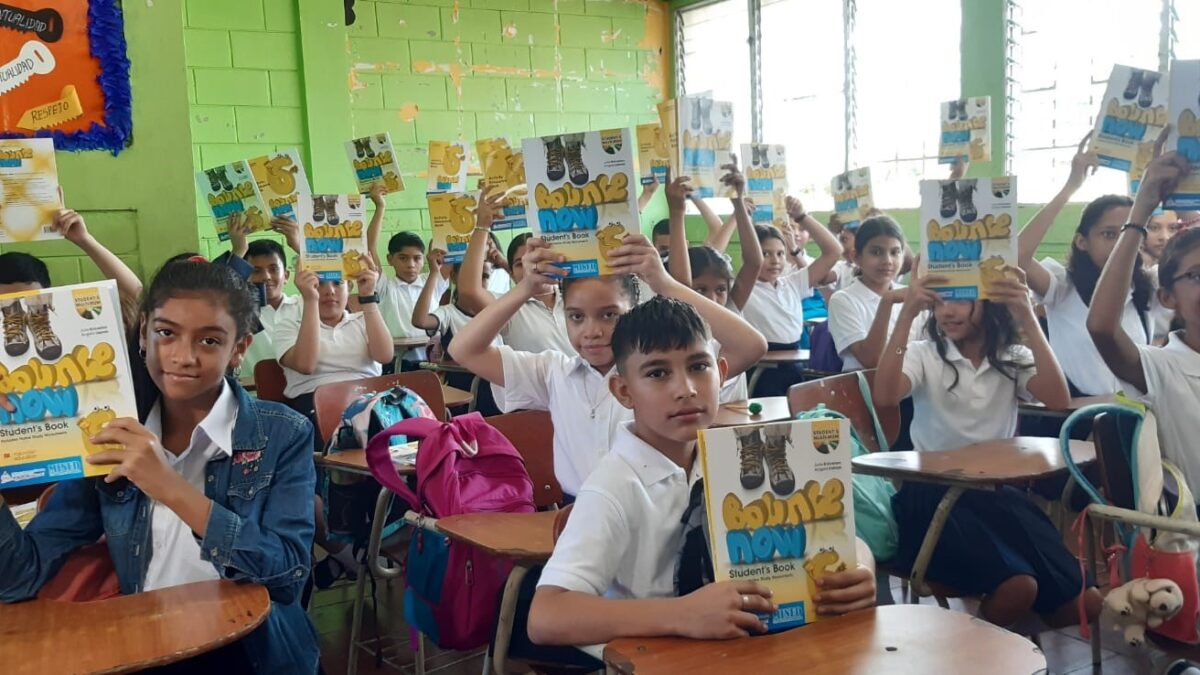 Entregan libros de inglés a estudiantes de sexto grado en Nicaragua