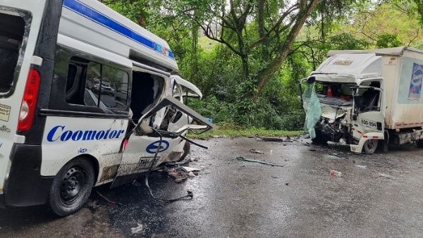 <strong>Al menos nueve muertos deja accidente vial en Huila, Colombia</strong>