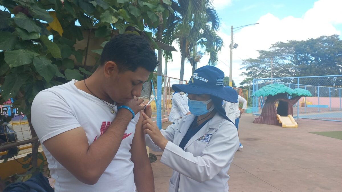 Más nicaragüenses inician esquema de vacunación 2023 contra la Covid-19