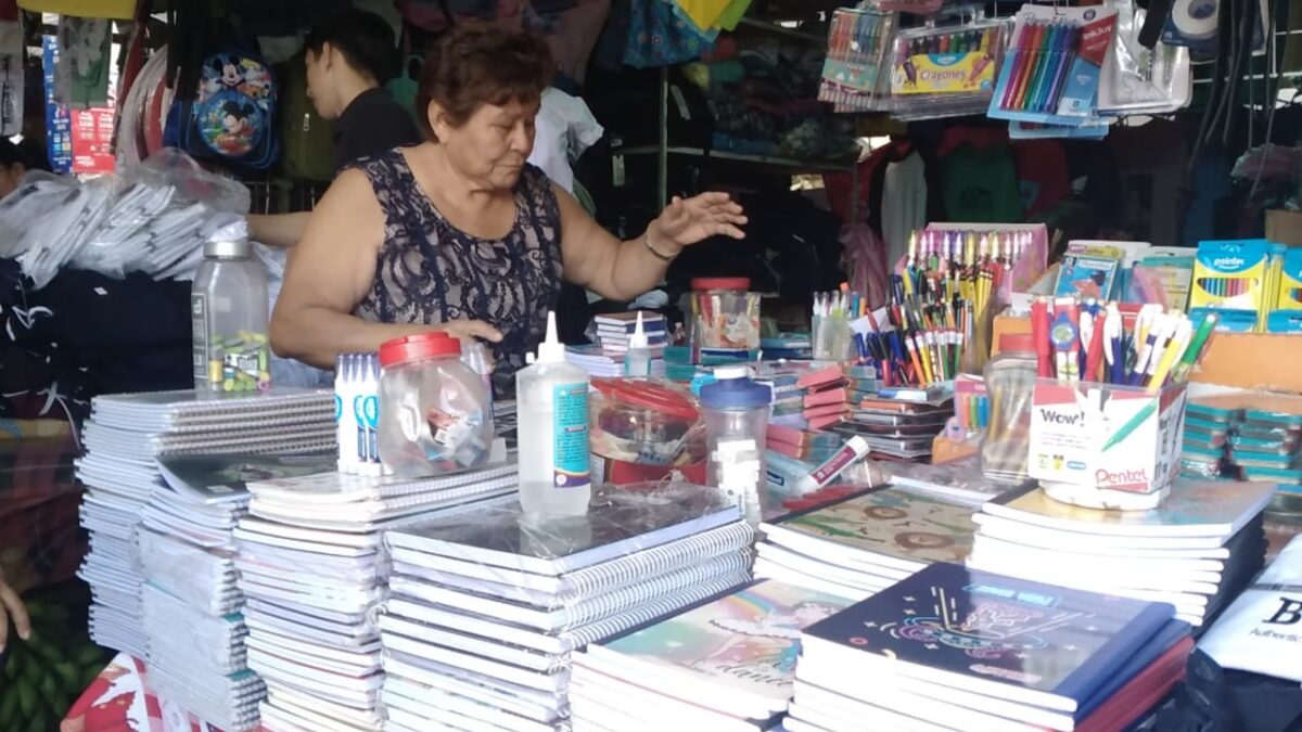 Ofertas escolares en el mercado Jorge Matus Téllez de Jinotepe