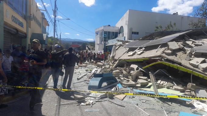 Al menos dos personas atrapadas tras derrumbe de edificio en República Dominicana