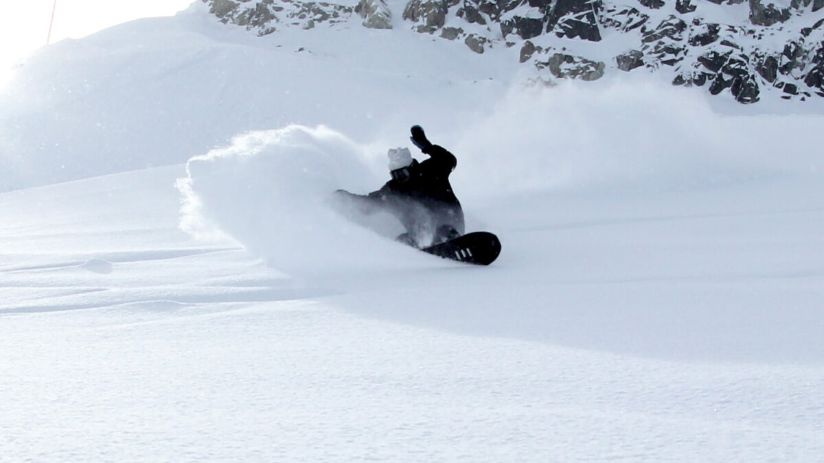 Un snowboarder graba el momento en que una avalancha lo arrastra más de 90 metros