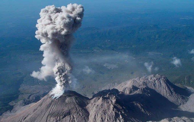 Volcán Ebeko en las islas Kuriles expulsa nube de cenizas
