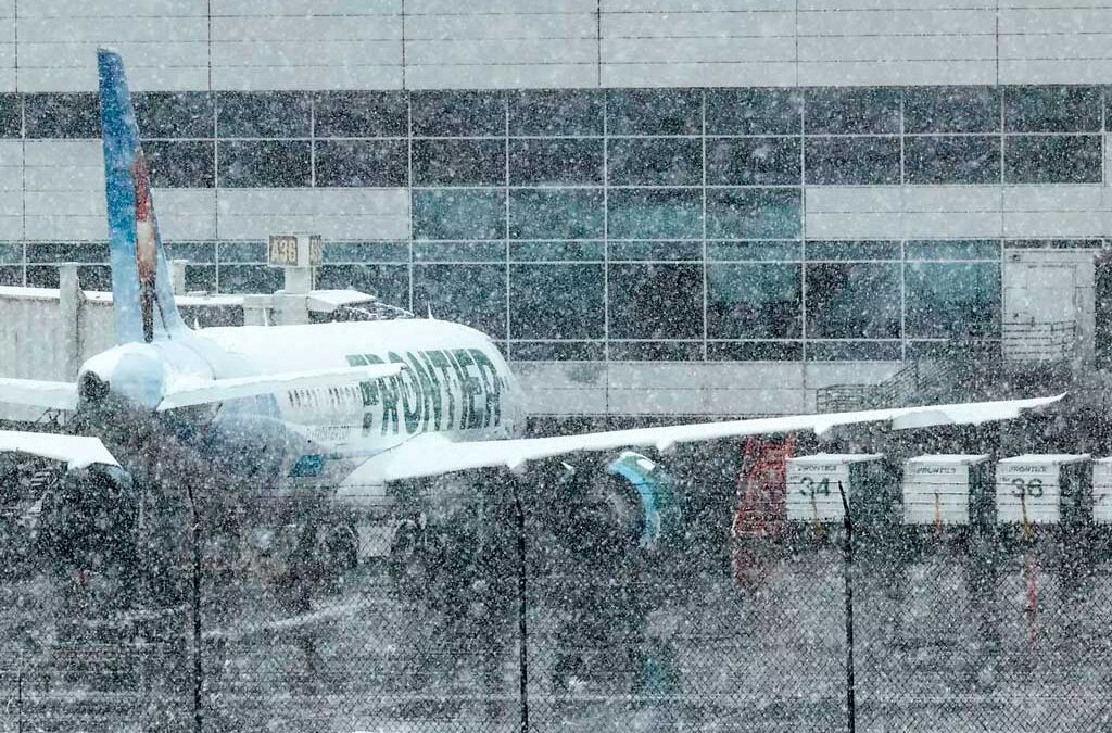 Cancelan más de mil vuelos por tormenta invernal en EE.UU.