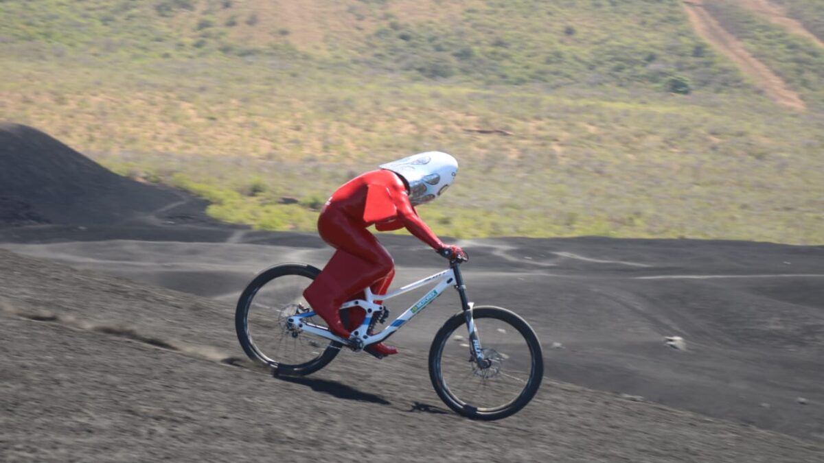 Ciclista francés volverá para abatir récord implantado en Volcán Cerro Negro