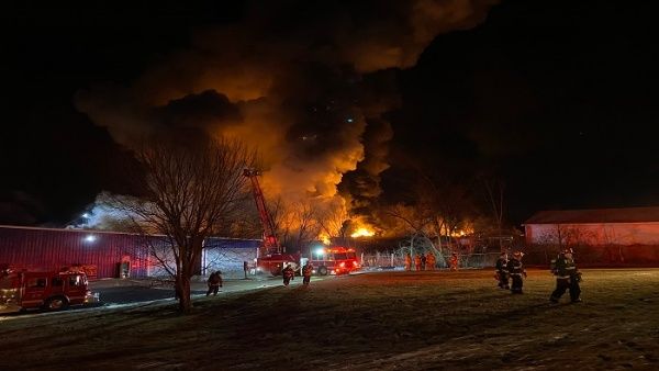 Descarrilamiento de tren provoca fuerte incendio en Ohio, EE.UU.