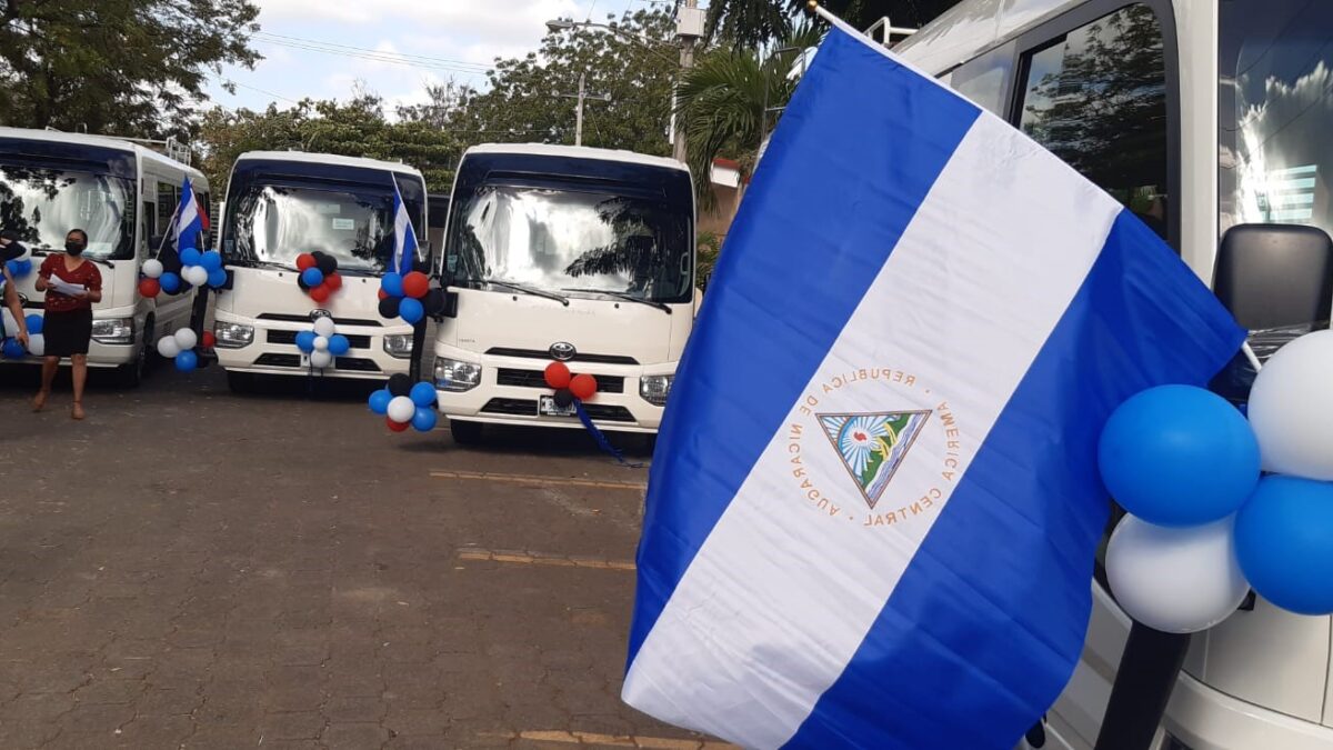 Escuelas para niños con discapacidad estrenan buses en Nicaragua