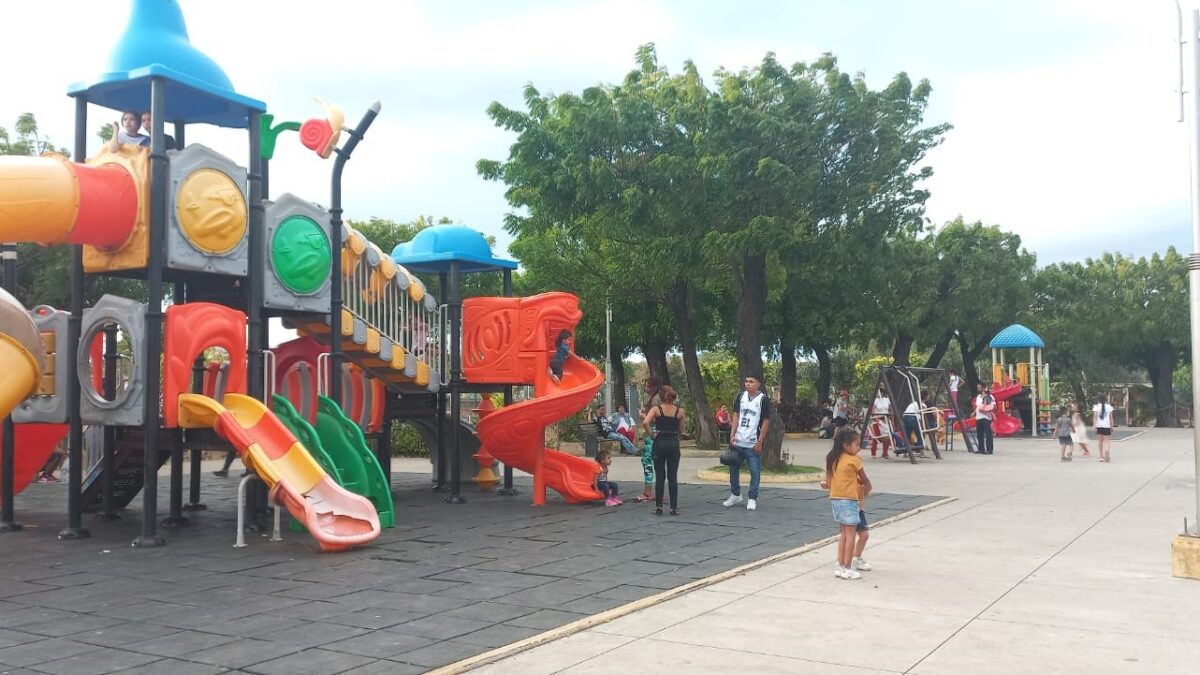 Familias de Ciudad Sandino se recrean en el parque Kevin Coffin Reyes