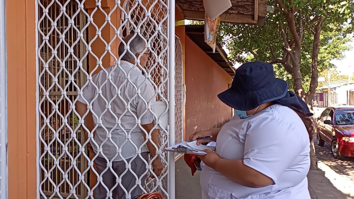 Familias nicaragüenses se vacunan contra la Covid-19