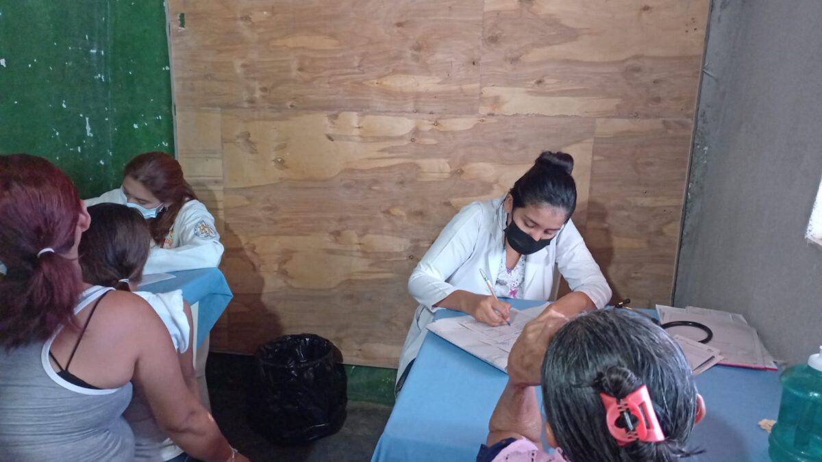 Habitantes del barrio Recreo Sur asisten a feria de salud de manera gratuita