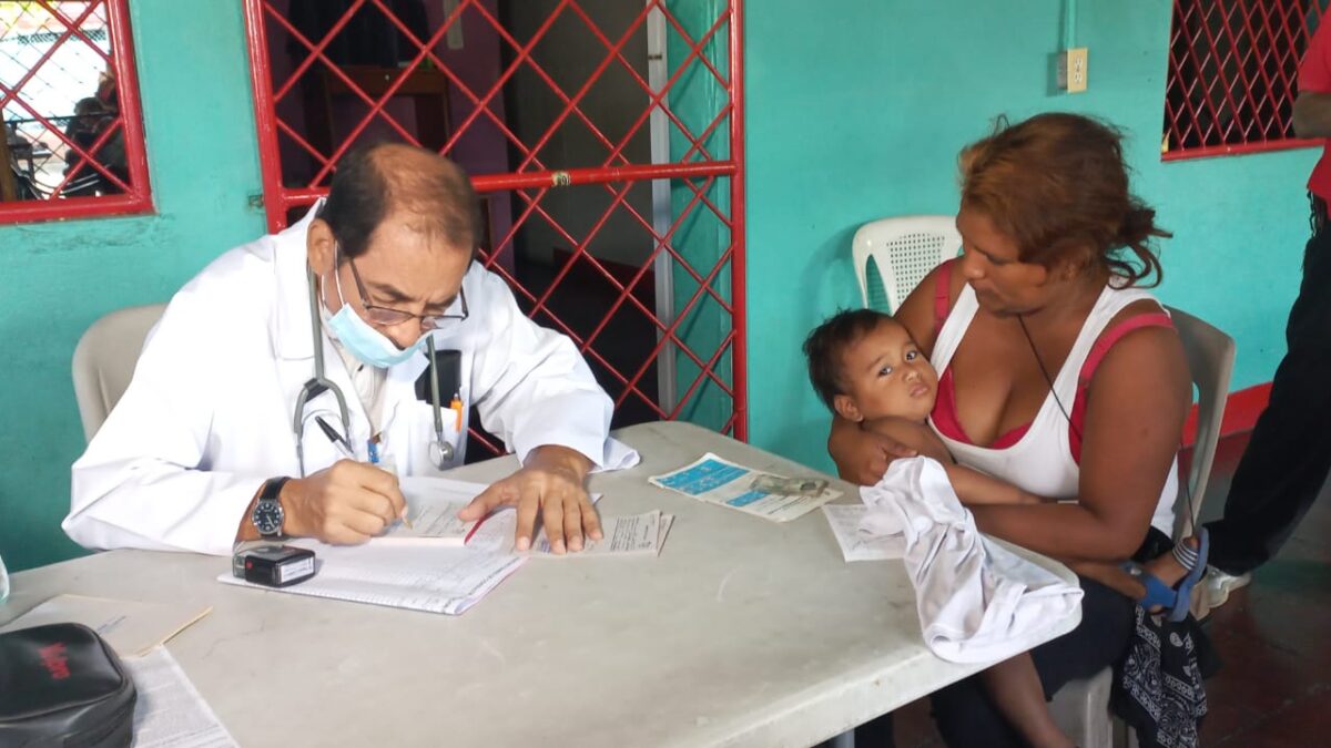 Habitantes del barrio Anexo San Antonio reciben atención médica a través de clínica móvil