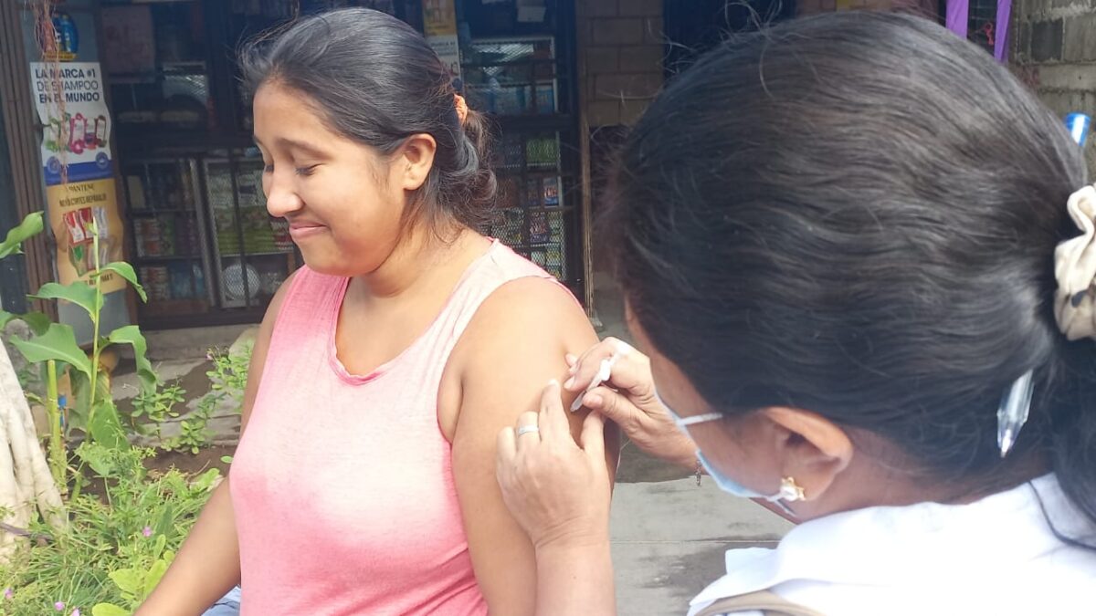 Habitantes del barrio Benedicto Valverde inician esquema de vacunación contra la Covid-19