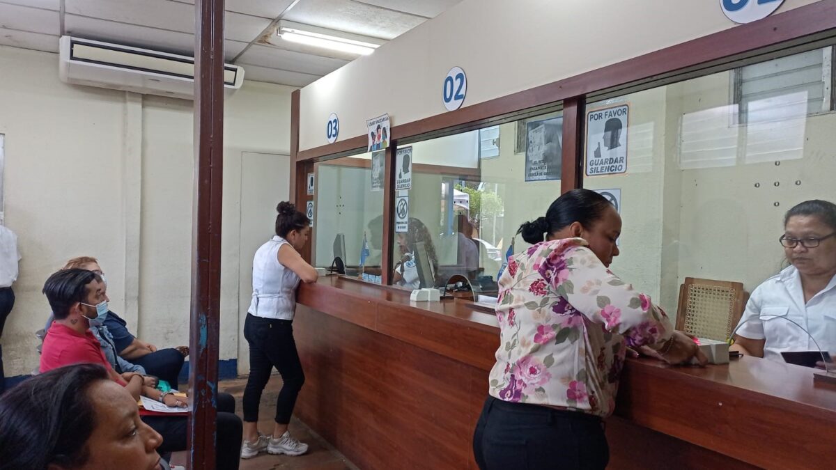 Oficinas de Migración y Extranjería atienden de manera ordenada los trámites de pasaporte