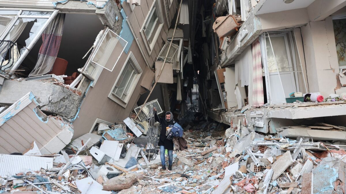 Muertos por los terremotos en Turquía superan los 14.000