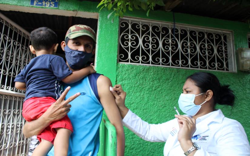 Pobladores del distrito I se inmunizan contra el virus de la Covid-19