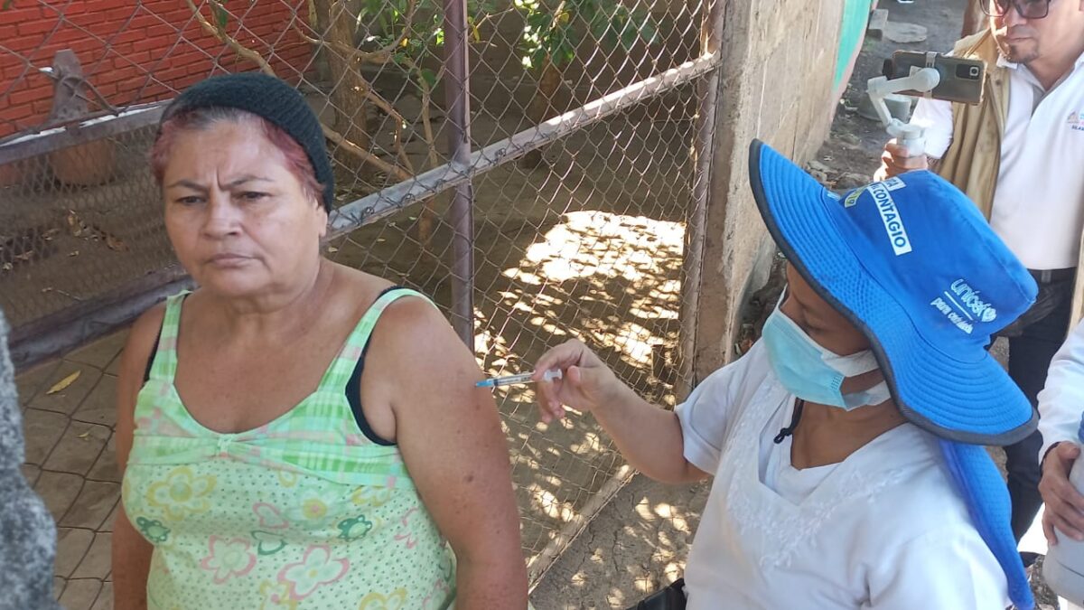Pobladores de la Zona 6 de Ciudad Sandino reciben vacuna contra la Covid-19