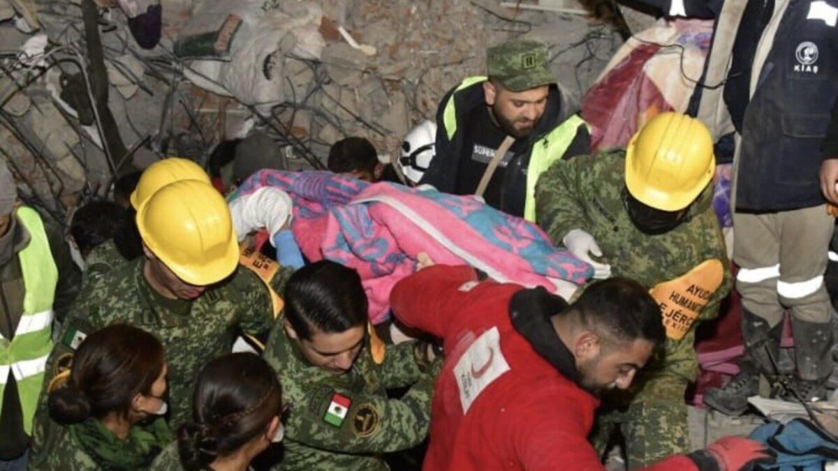 Socorristas mexicanos realizan primer rescate con vida de víctima de sismos en Turquía