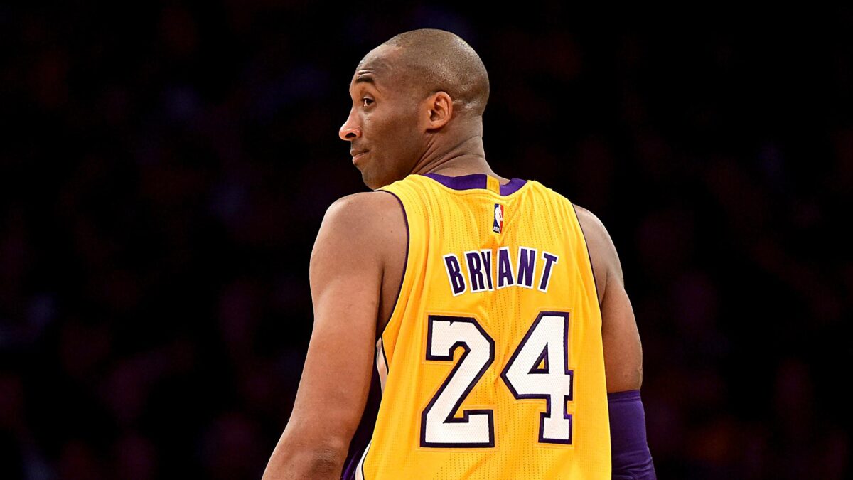 Subastan por millones de dólares camiseta de Kobe Bryant de su temporada MVP
