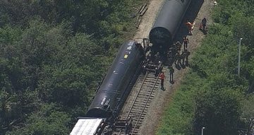 Tren de carga con propano se descarrila dejando vagones volcados en Florida