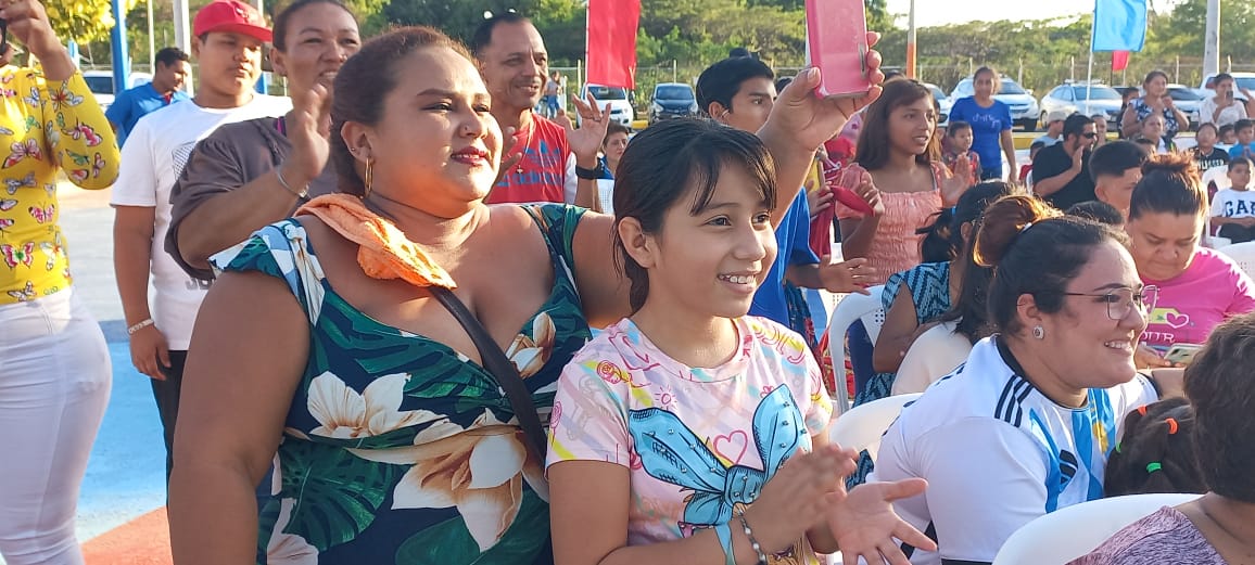 Turistas disfrutan presentación del Payaso Pipo en el Puerto Salvador Allende
