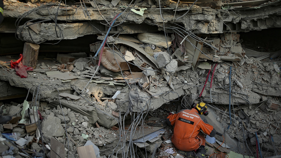 Justicia de Turquía investiga a más de 100 personas tras derrumbes de edificios por los terremotos