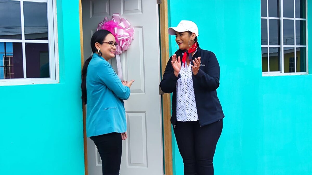 Cien familias ven su sueño hecho realidad en Villa Santiago