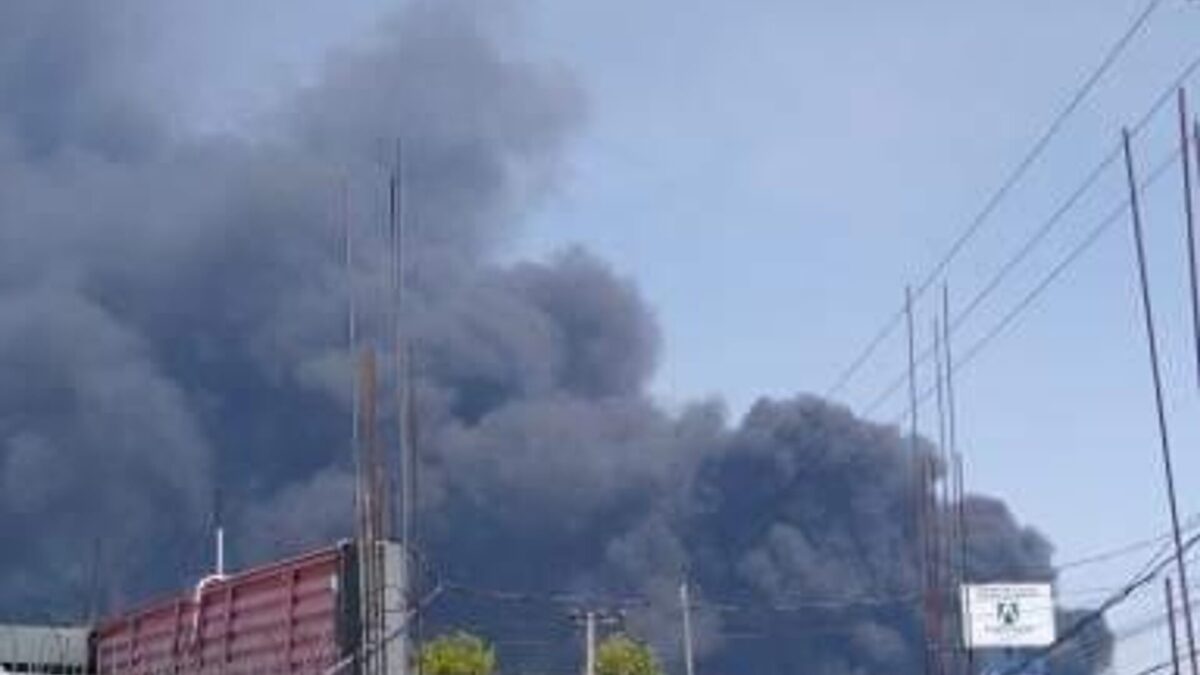 Voraz incendio se registra en una fábrica recicladora en Ecatepec, México