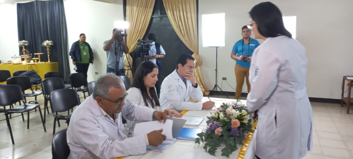 Médicos residentes del hospital Manolo Morales defienden tesis para obtener título de especialista
