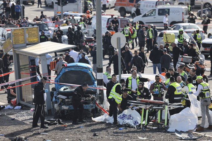 Dos muertos deja choque de un auto contra una parada de buses en Jerusalén