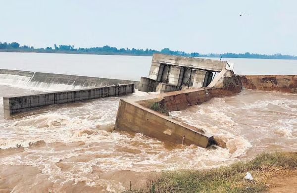 Aumenta a 141 cifra de muertos por colapso de puente en India