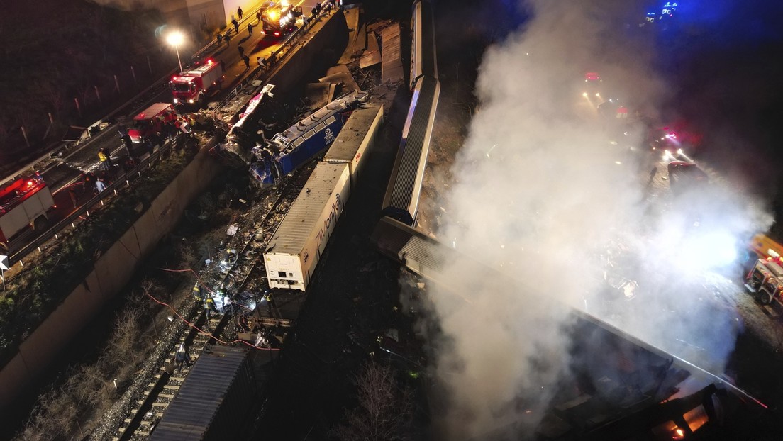 Varios muertos y decenas de heridos deja choque de trenes en Grecia