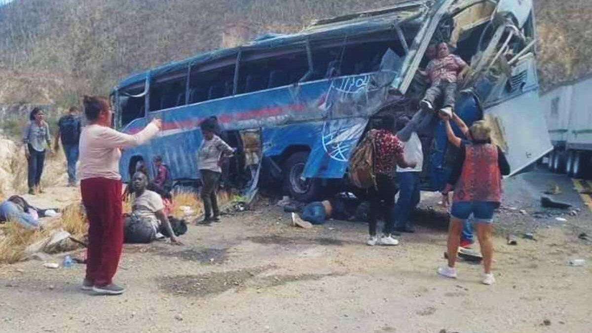 Al menos 15 muertos y varios heridos al volcarse autobús en México