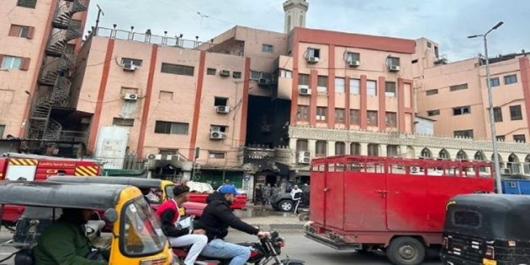 Al menos dos muertos deja incendio en hospital de Egipto