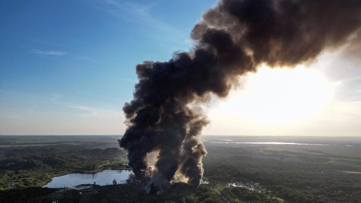 Dos muertos deja incendio en una refinería de la petrolera mexicana Pemex