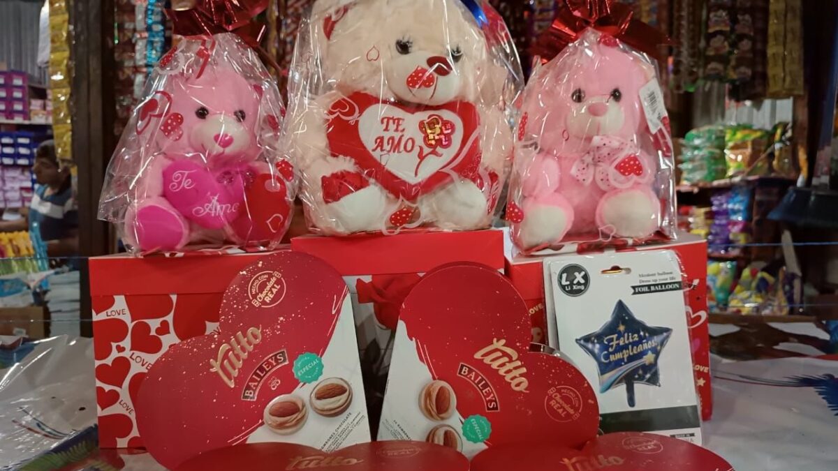 Atractiva oferta de productos alusivos a San Valentín en mercado Ernesto Fernández
