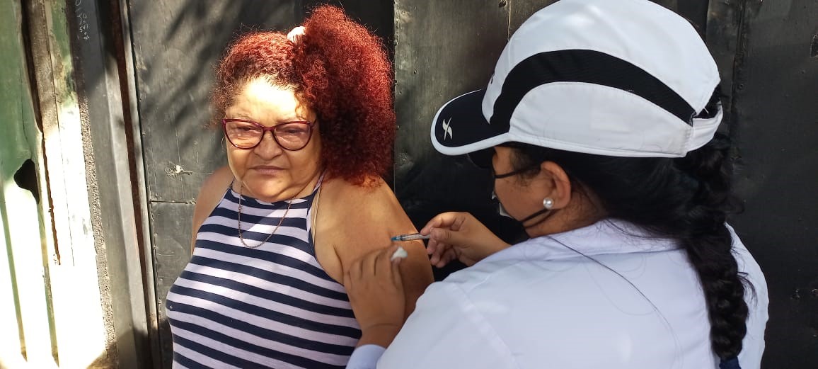 Nicaragüenses y personal de salud no bajan la guardia en la vacunación contra la Covid-19