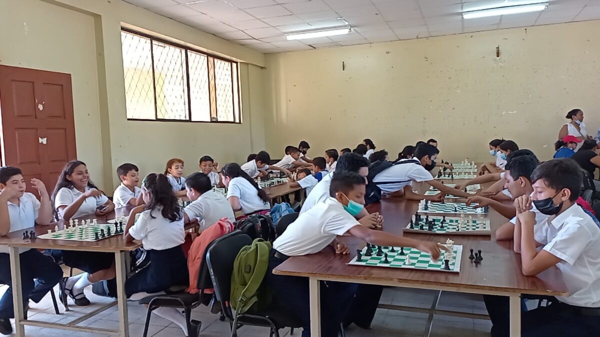 Primer torneo mixto de ajedrez se desarrolla en el instituto Rigoberto López Pérez