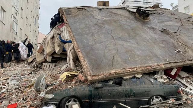 Cifra de víctimas por terremoto en Turquía puede aumentar hasta ocho veces, según OMS