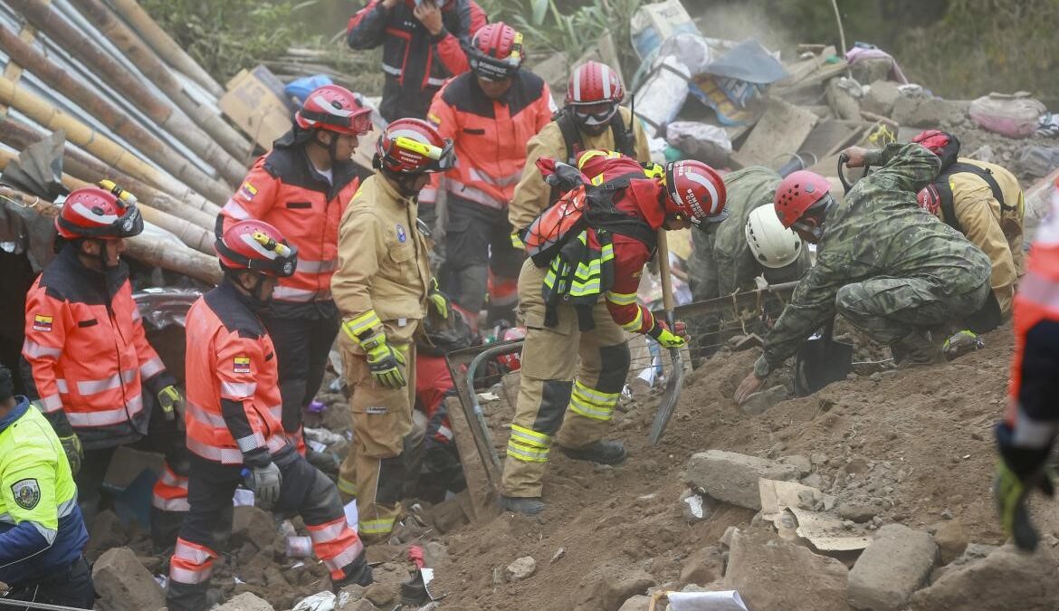 Aumentan a 17 los muertos por deslizamiento de tierra en Ecuador