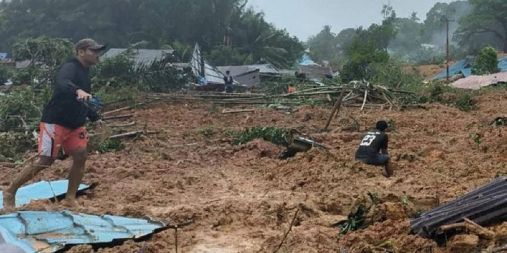 Deslizamiento de tierra tras lluvias torrenciales deja 15 muertos en Indonesia