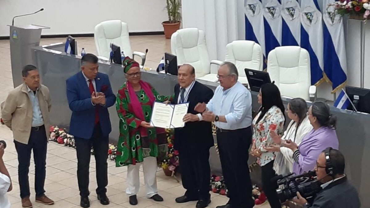 Diputados condecoran a “Chocorrón Buitrago”, gloria del fútbol nicaragüense