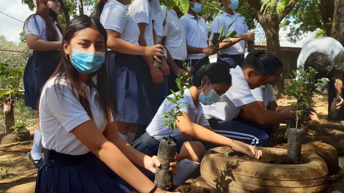 Estudiantes nicaragüenses celebran el Día Internacional de los Bosques